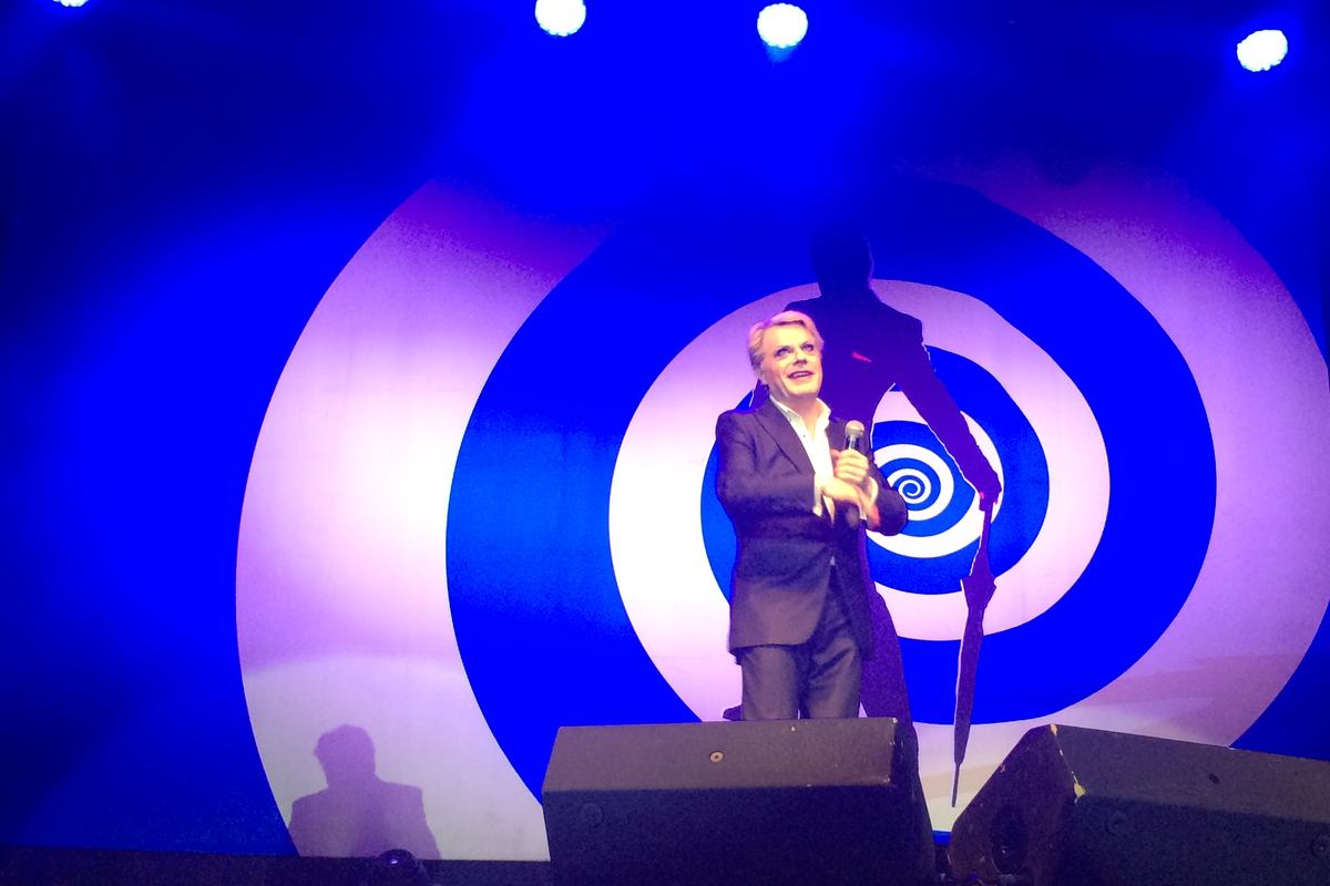 Eddie Izzard na scenie podczas występu