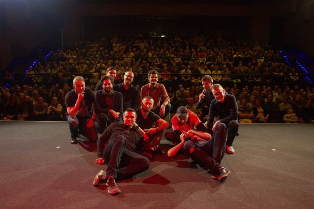 Komicy Wielkiej Trasy Stand-up Polska na scenie, za nimi pełna widownia