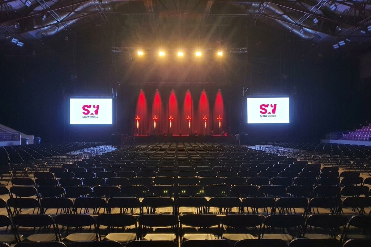 Scena gali charytatywnej stand-up, logo Show World na ekranach